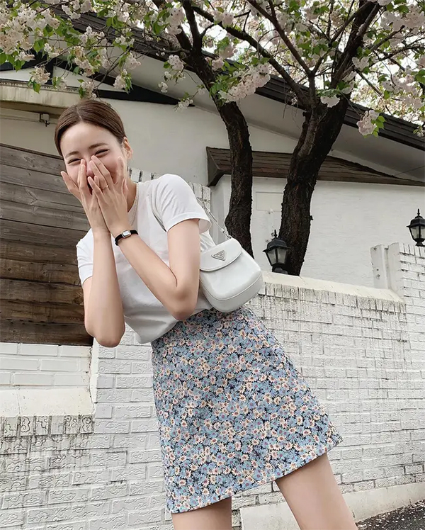 Chân váy ngắn hoa nhí phong cách quý cô Hàn Quốc