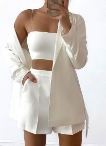 quần short nữ trắng mặc với áo hai dây và blazer